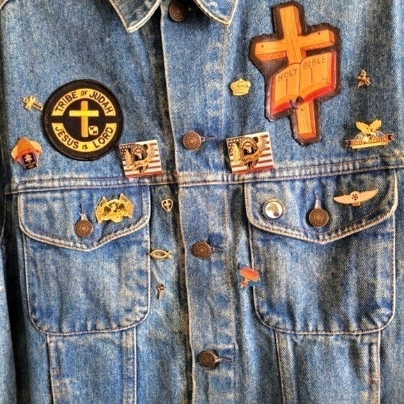 Gap 100% Cotton Denim Jacket with Pins Patches Size Medium - Picture 5 of 11
